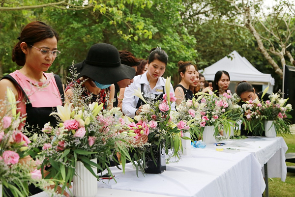 Học cắm hoa là một trong những thú vui không thể bỏ lỡ khi tham gia workshop tại Hà Nội