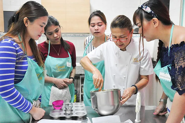 Làm bánh là một trong những workshop tại Hà Nội được nhiều người ưa thích