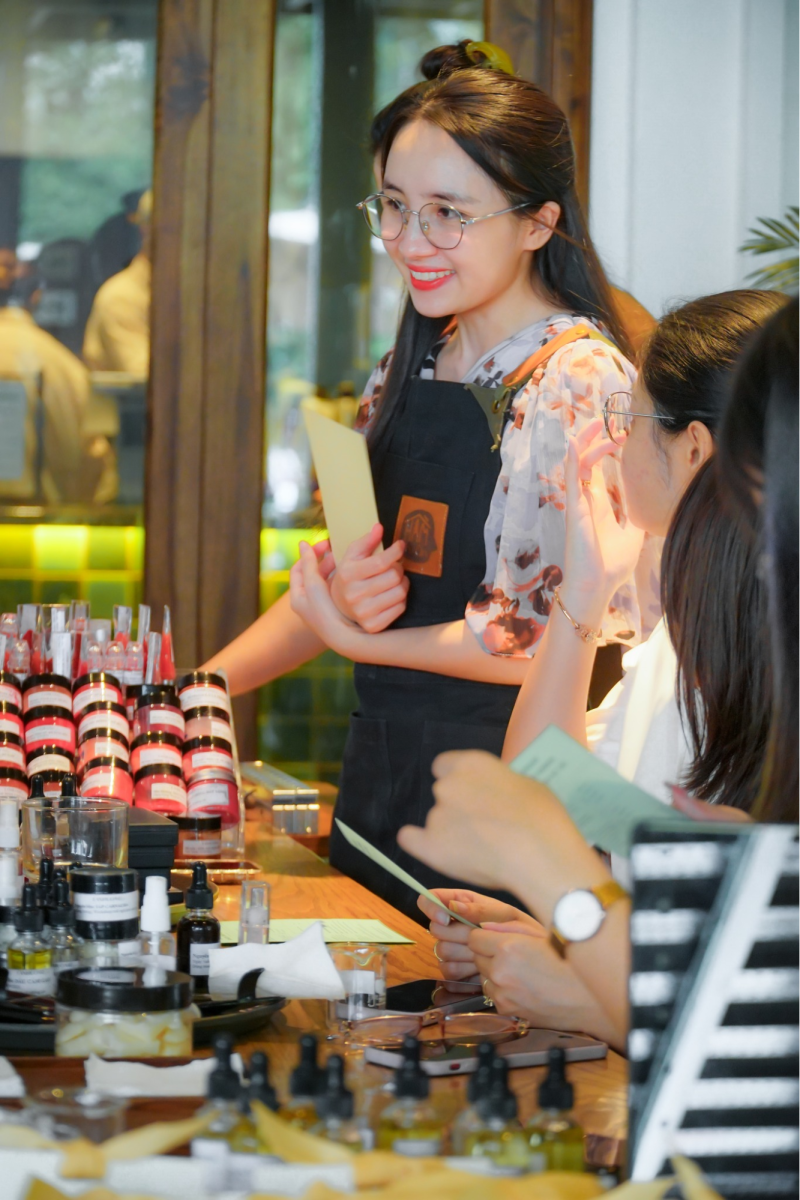 CEO LAN HƯƠNG LIP đang thuyết giảng tại sự kiện khóa học làm son môi trong sự kiện “Tháng chị em mình” tại cafe Hầm Trú Ẩn