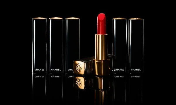 Vỏ son trụ vuông trong thiết kế dòng Rouge Allure Velvet của Chanel